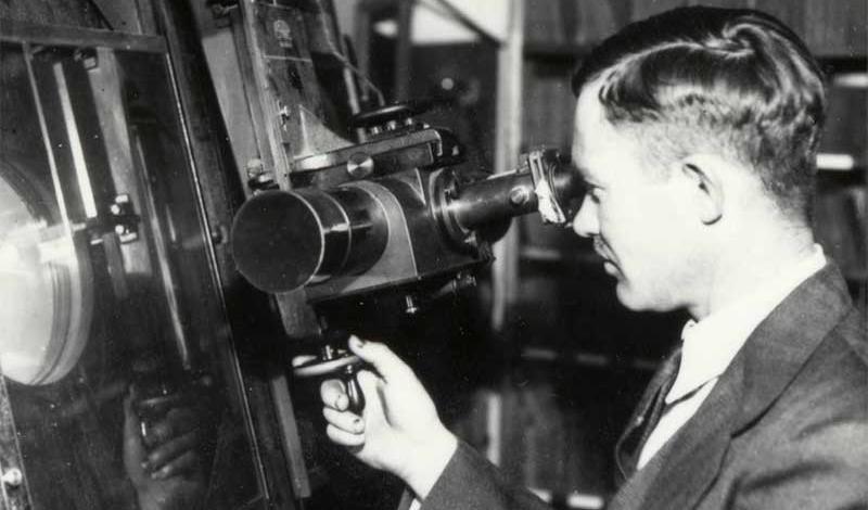 




Clyde Tombaugh med blink-komparatorn (1935). Foto: Lowell Observatory Archives.                                                                                                                                                                                                                            