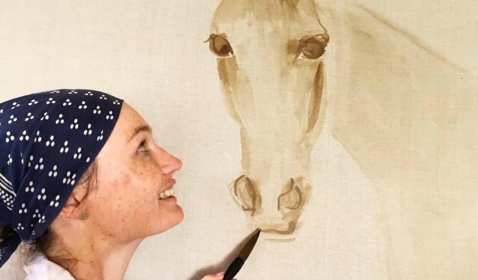 




Laura Douglas målar en häst. Foto: Laura Douglas Art/Facebook                                                                                                                                                                                                                            