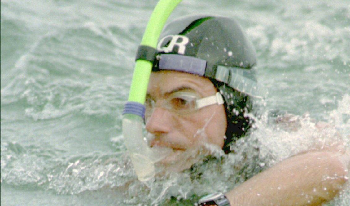
Ben Lecomte 1998, då han simmade över Atlanten. Foto: Steven Senne/AP/TT/Arkivbild.                                            