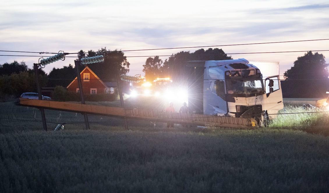 

En lastbil körde på nationaldagen av Gamla Malmövägen mellan Åstorp och Strövelstorp och kolliderade med en stolpe till en högspänningsledning. Foto: Johan Nilsson/TT                                                                                        