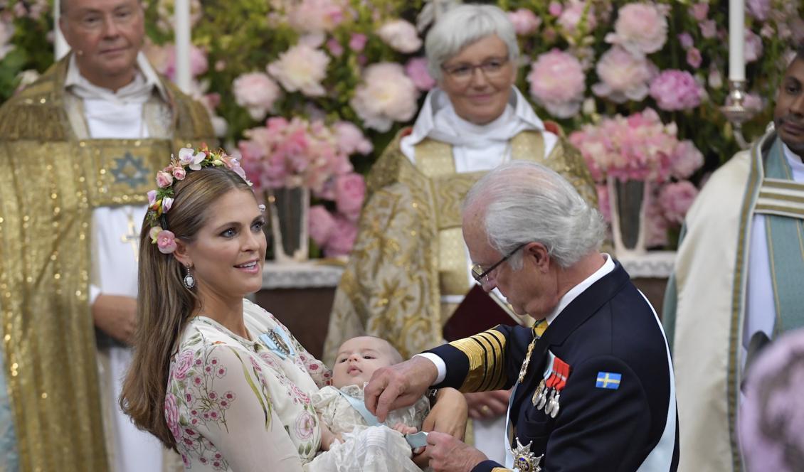 




Prinsessan Madeleine, prinsessan Adrienne och kung Carl Gustaf under dopgudstjänsten i Drottningholms slottskyrka. Foto: Jonas Ekströmer/TT                                                                                                                                                                                                                            