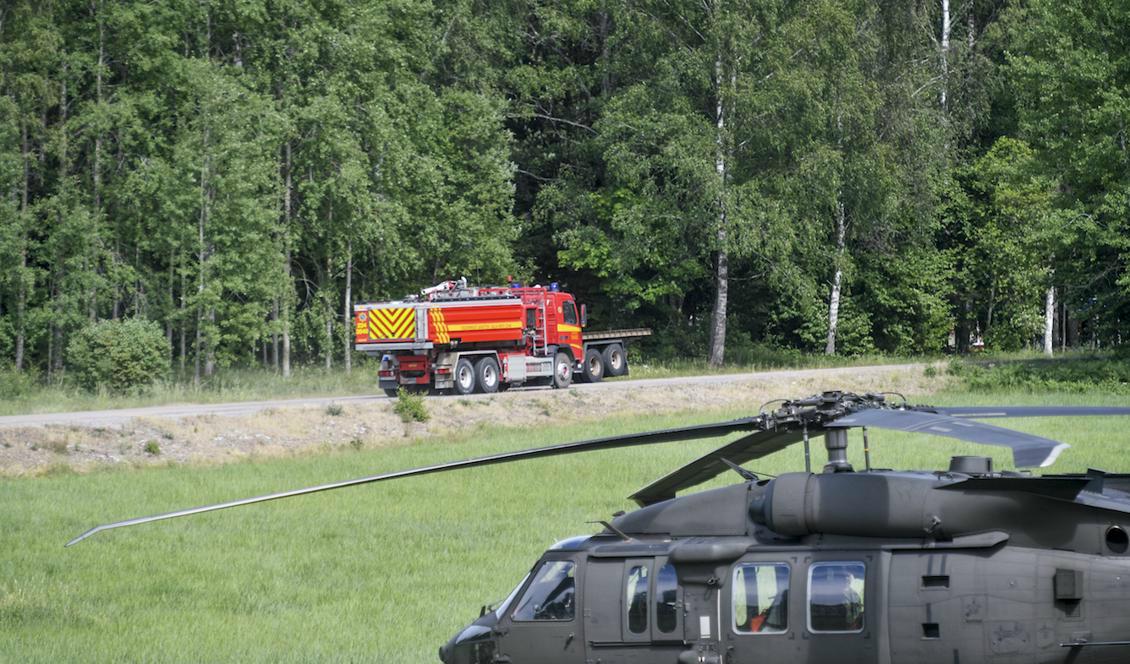Helikopter och brandbil i Broddbo utanför Sala. Bild från tidigare i veckan. Foto: Fredrik Sandberg/TT