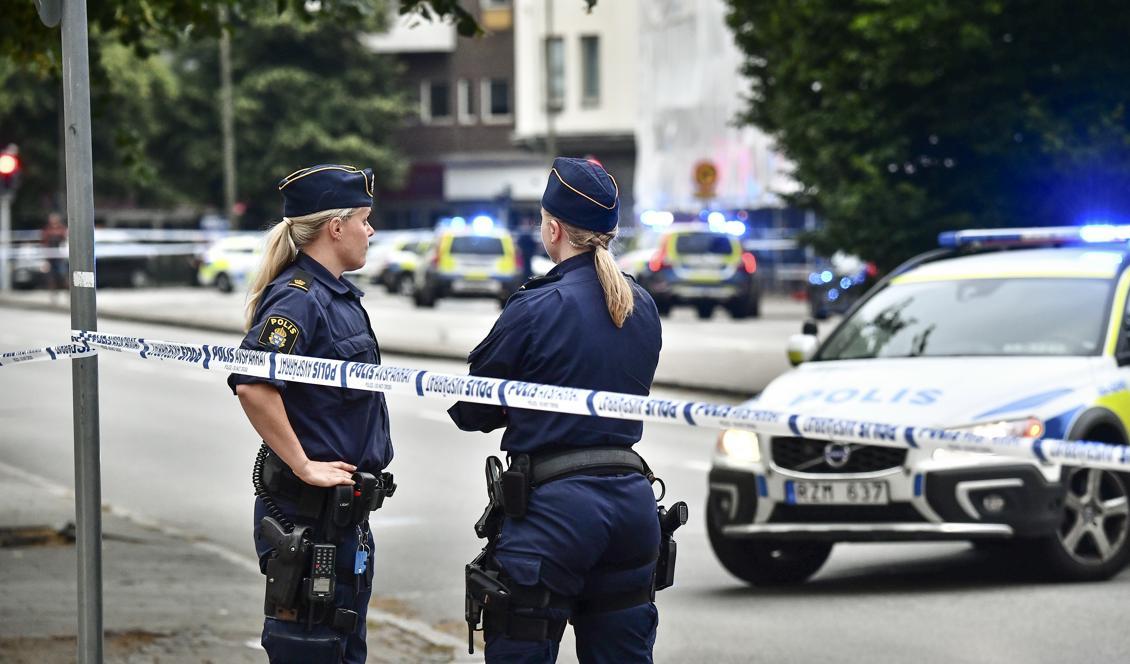 





Polisen har spärrat av Drottninggatan och ett område nära Rättscentrum i Malmö efter att minst två personer skjutits på öppen gata. Foto: Johan Nilsson/TT                                                                                                                                                                                                                                                                        