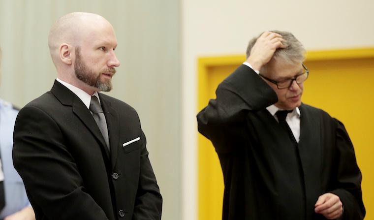 Anders Behring Breivik kommer till rättsalen i Norge efter att ha stämt norska staten för omänsklig behandling. Foto: Lise Åserud/TT Arkivbild.