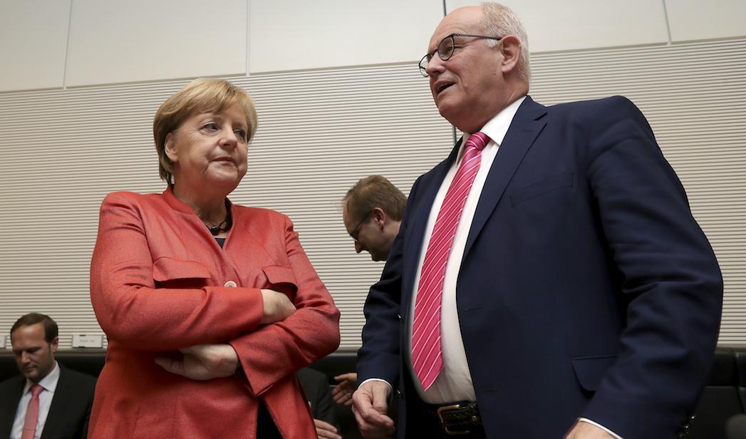 

Tysklands förbundskansler Angela Merkel och parlamentsledamoten Volker Kauder. Foto: Michael Sohn/AP/TT/Arkivbild.                                                                                        