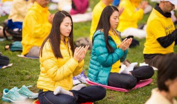 







Kvinnor mediterar under Falun Gongs gruppövning i San Francisco den 15 oktober 2014. Foto: Dai Bing/ Epoch Times                                                                                                                                                                                                                                                                                                                                                                