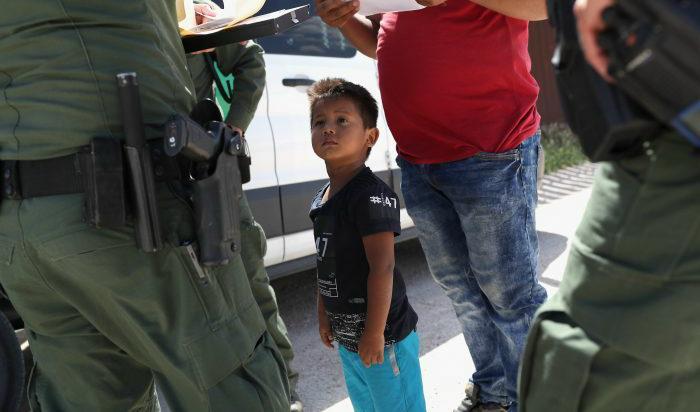 


Amerikanska gränspatrullagenter tar en familj från Honduras i förvar vid gränsen mot Mexiko i Mission i delstaten Texas. Foto: John Moore/Getty Images                                                                                                                                    