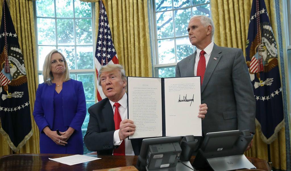 

USA:s president Donald Trump skriver under en presidentorder om att stoppa familjeseparationerna vid gränsen. Foto: Win McNamee/Getty Images                                                                                        