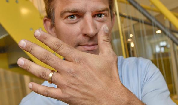 

Alexander Huber är en av cirka 4 000 svenskar som har valt att sätta in ett mikrochip i handleden. Foto: Jonas Ekströmer/TT                                                                                        