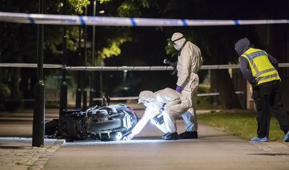 





Polisens kriminaltekniker undersöker en moped på en gångbana vid Lindängsplan i Malmö efter det att en man skjutits. Foto: Johan Nilsson/TT                                                                                                                                                                                                                                                                        