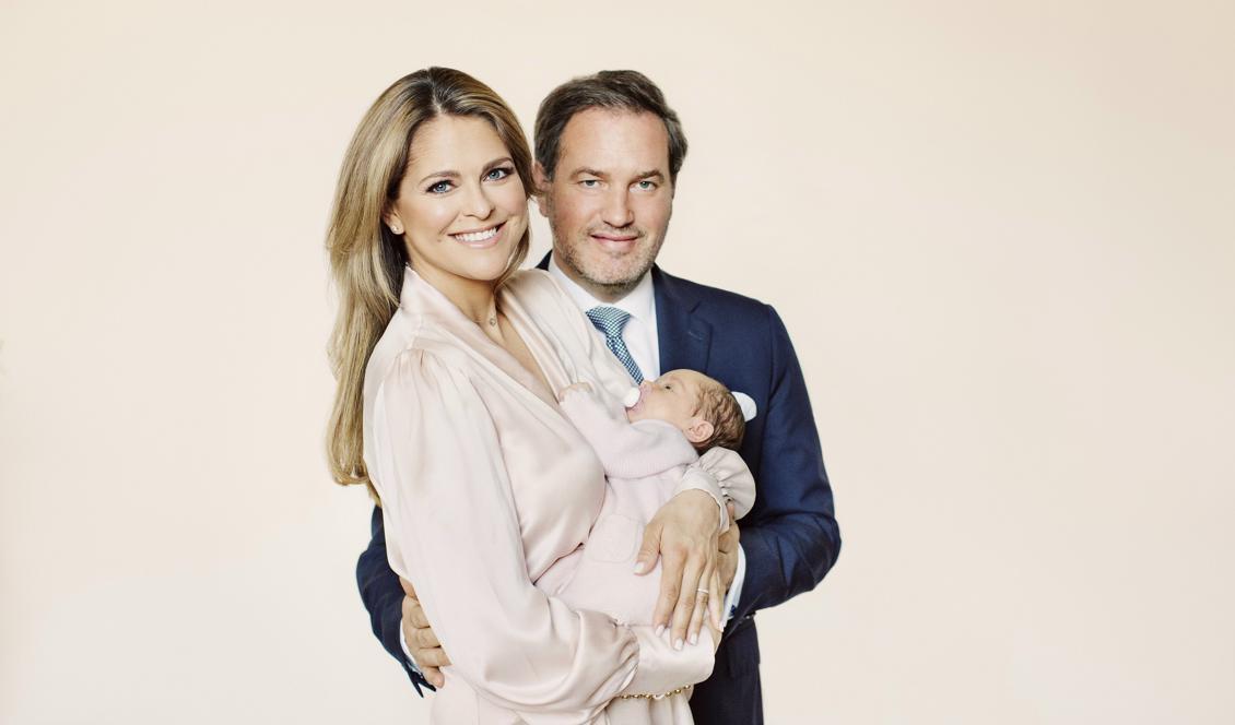





Prinsessan Madeleine och Chris O'Neill tillsammans med nyfödda dottern Adrienne. Foto: Erika Gerdemark/Kungahuset.se                                                                                                                                                                                                                                                                        