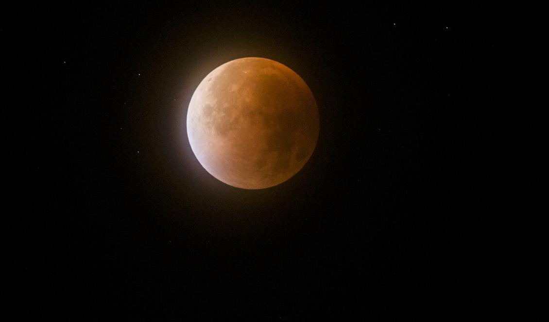 

Den som vänder blicken mot himlen i kväll kan få se århundradets längsta månförmörkelse. Foto: Solum, Stian Lysberg/Arkivbild                                                                                        