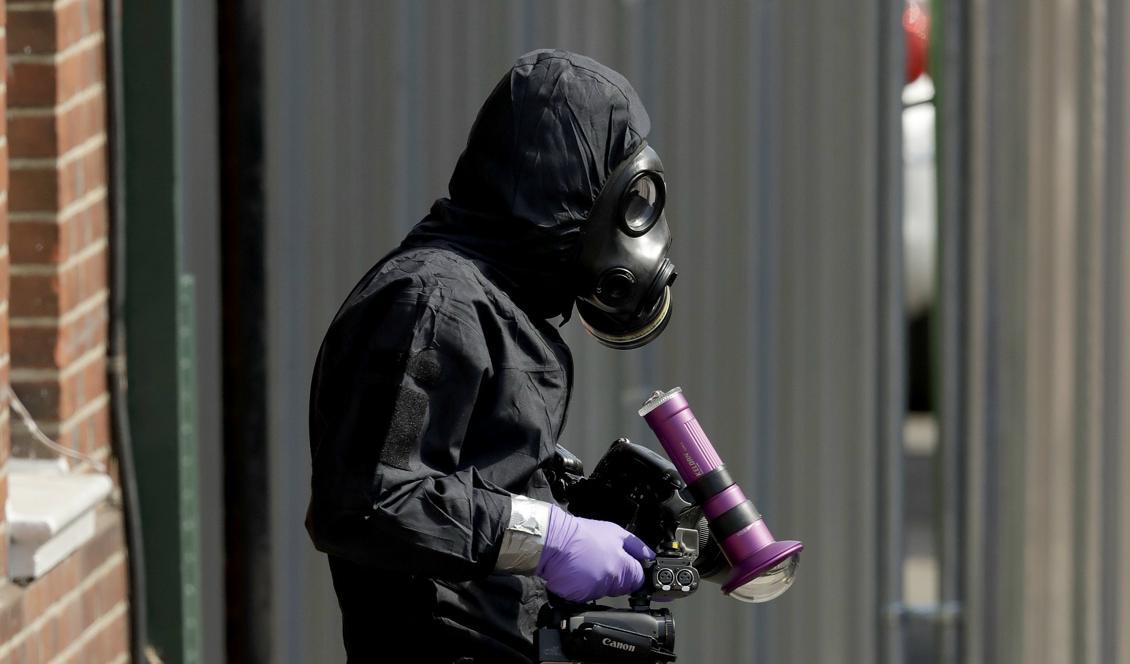 


Specialpolis undersöker delar av Amesbury och Salisbury i Storbritannien i jakt på spår av det dödliga nervgiftet Novitjok. Foto: Matt Dunham/AP/TT                                                                                                                                    