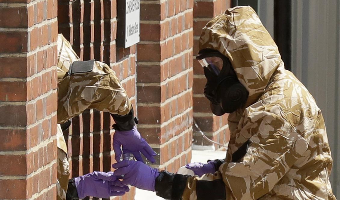
Polis tar prover från fasaden på det härbärge där den man och kvinna bodde som förgiftats av nervgiftet Novitjok. Foto: Matt Dunham/AP/TT                                            