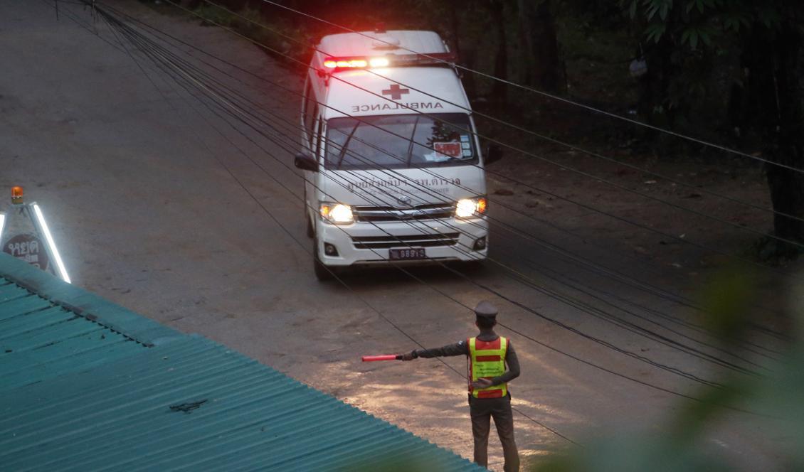 En av två ambulanser lämnar grottan i norra Thailand. Totalt har åtta pojkar räddats när operationens andra dag avslutats. Foto: Sakchai Lalit/AP/TT