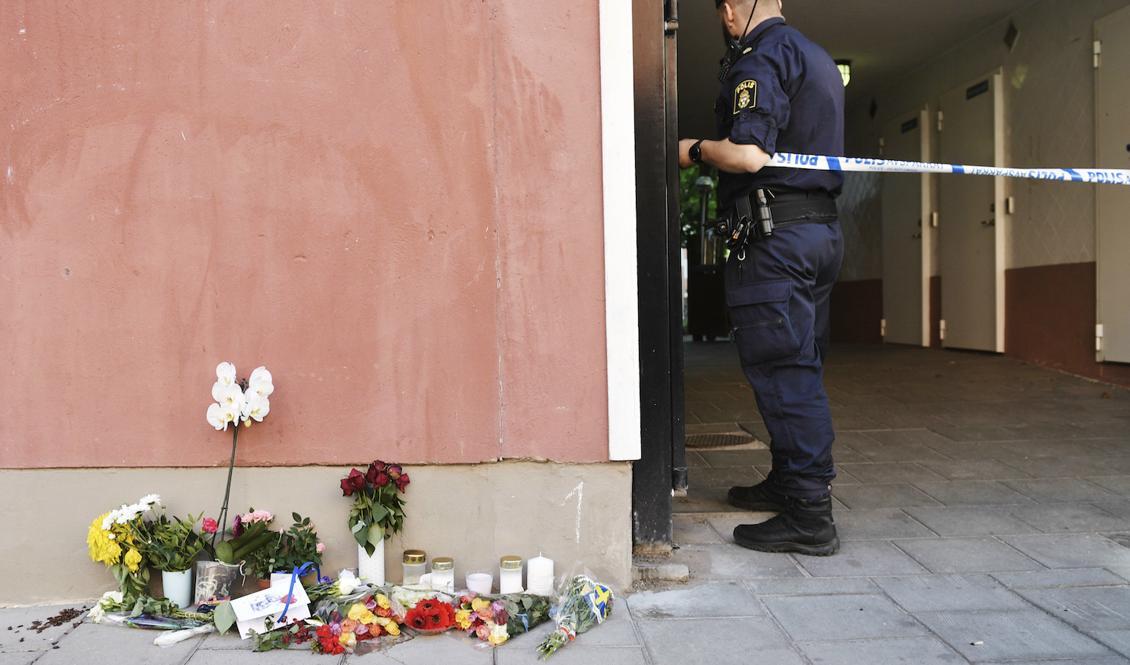Blommor och kondoleanser på platsen där en 20-årig man med Downs syndrom sköts ihjäl av polisen. Foto: Stina Stjernkvist/TT