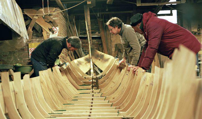 

Domenico Tramontin e Figlis båtbyggare inspekterar gondolens ram. Foto: Susanna Pozzoli/Michelangelo Foundation                                                                                        