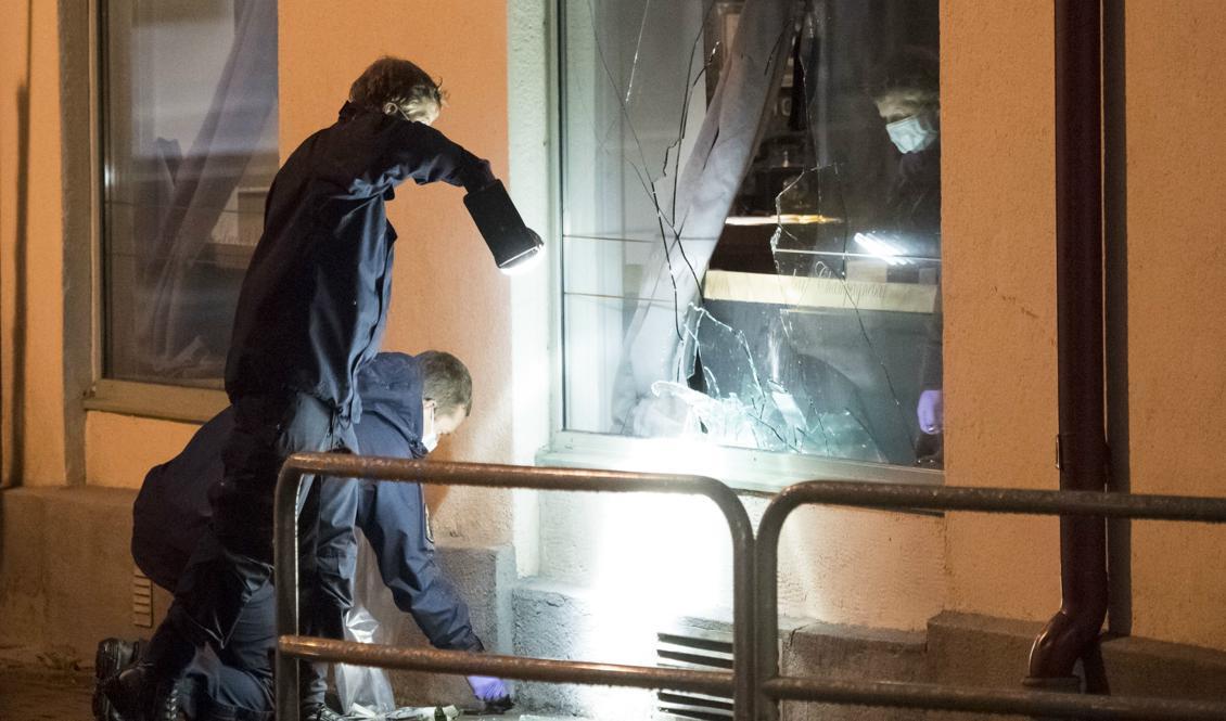 
Natten till söndag den 22 oktober förra året misstänks en 22-årig man för att ha kastat in två attrapper av brandbomber genom ett fönster till en restaurang i Ängelholm. Foto: Johan Nilsson/TT-arkivbild                                            