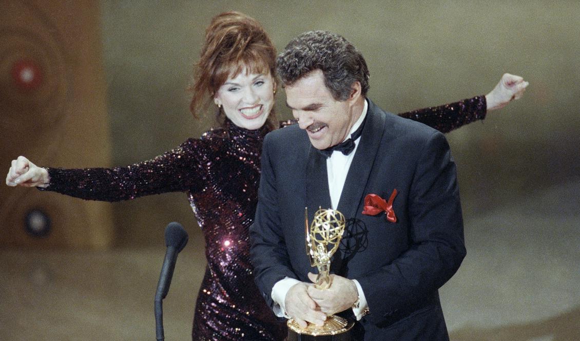 Marilu Henner delar ut en Emmy till Burt Reynolds för bästa skådespelare i en komediserie, "Evening shade", 1991. Foto: Nick Ut/AP/TT