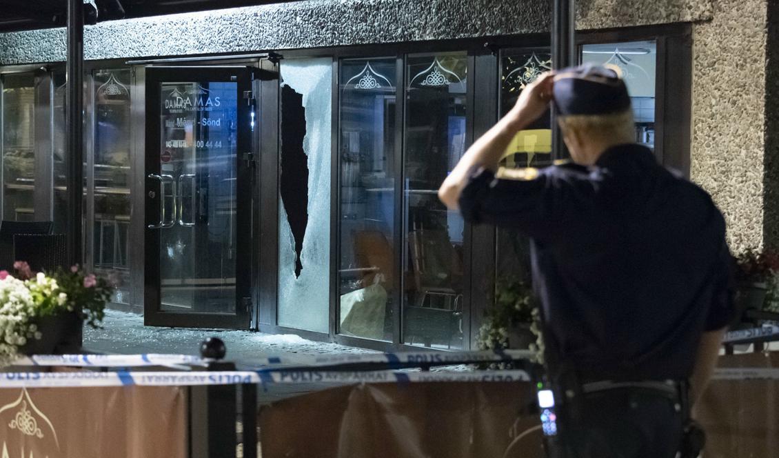 
En uteservering tillhörande en restaurang på Gustav Adolfs torg i Helsingborg besköts på tisdagskvällen. En man fick livshotande skador och många andra utsattes för livsfara. Foto: Johan Nilsson/TT-arkivbild                                            