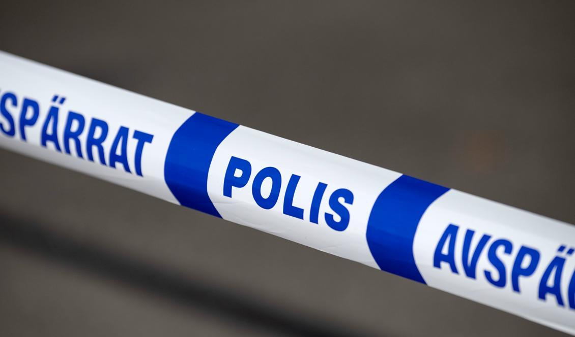 En man i 30-årsåldern hittades allvarligt skadad i en lägenhet. Händelsen utreds som försök till mord. Foto: Johan Nilsson/TT-arkivbild