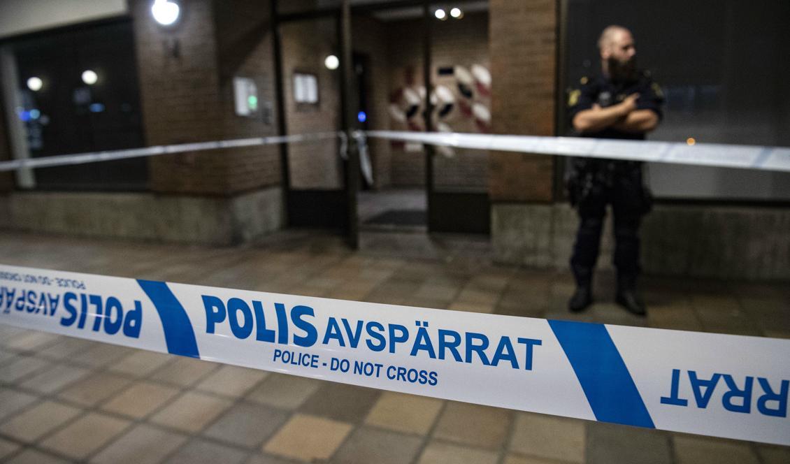 Polisen har spärrat av i centrala Malmö efter en detonation i ett trapphus. Foto: Johan Nilsson/TT