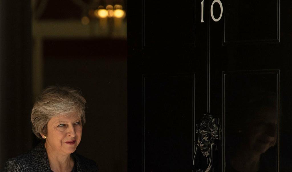 Storbritanniens premiärminister Theresa May är på väg ut från 10 Downing Street i London. Foto: Daniel Leal-Olivas/AFP/Getty Images)