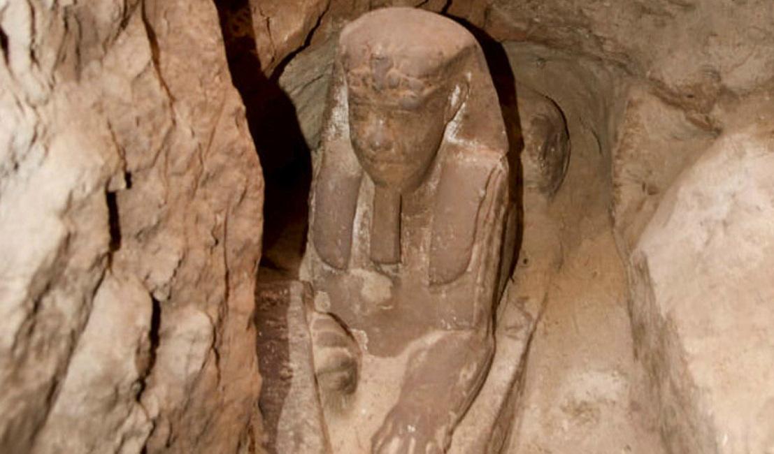 Sfinx-statyn som upptäcktes i den egyptiska staden Kom Ombo. Foto: Egyptian Ministry of Antiquities/AP/TT
