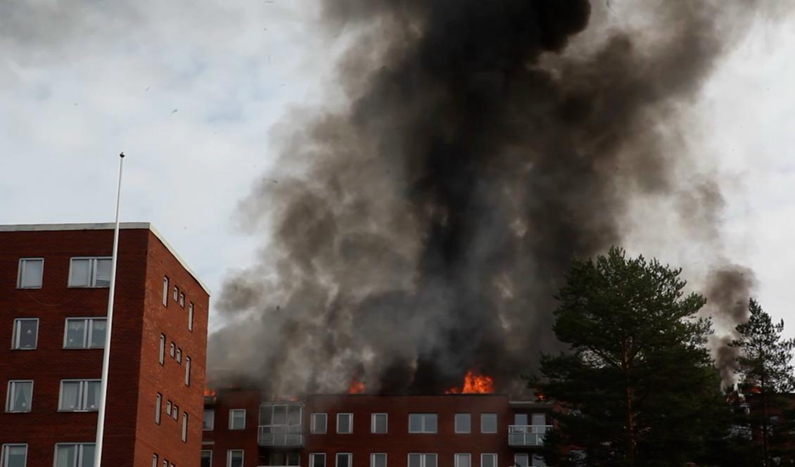 





Enligt räddningstjänsten ska det inte finnas någon risk för att elden sprider sig. Foto: Skärmbild / TT.                                                                                                                                                                                                                                                                        