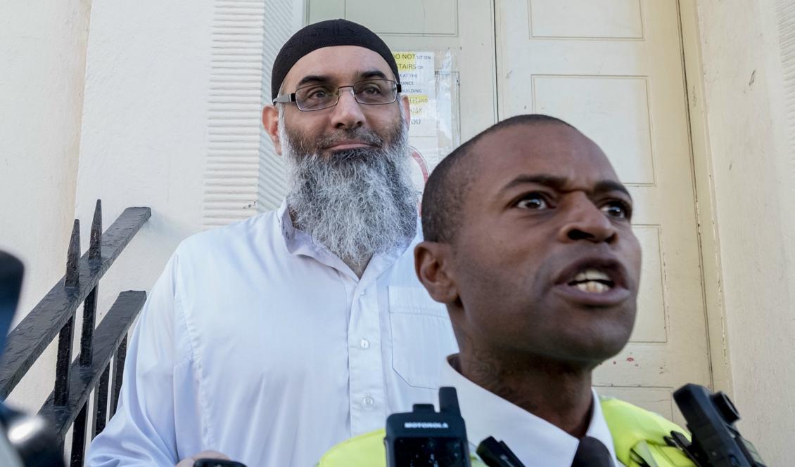 Den radikale imamen Anjem Choudary efter att ha släppts från fängelset på fredagen. Foto: David Mirzoeff/PA/AP/TT