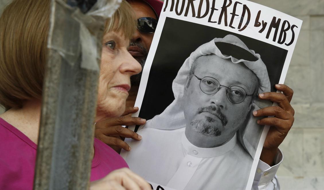 Demonstranter med bilder på den försvunne saudiske journalisten Jamal Khashoggis utanför Saudiarabiens ambassad i Washington DC. Foto: Jacquelyn Martin /AP/TT-arkivbild