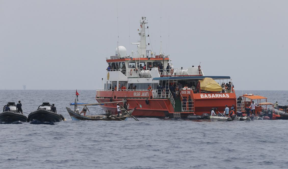 Sökandet fortsätter efter det försvunna Lion Air-flygplanet i Indonesien. Foto: Tatan Syuflana/AP/TT