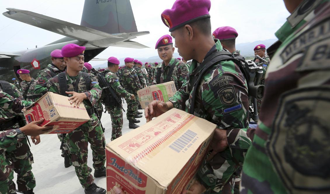 Indonesisk militär deltar i räddningsinsatsen efter jordskalven och tsunamin. Foto: Tatan Syuflana/AP/TT