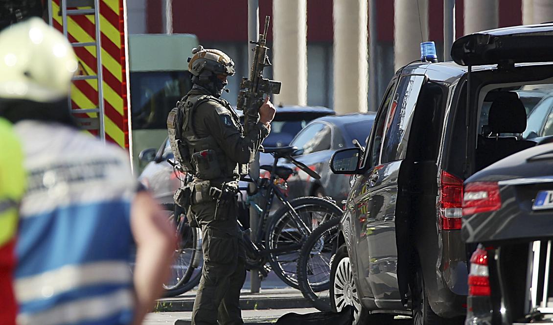 Tysk polis utanför platsen där gisslandramat i Köln ägde rum. Foto: Oliver Berg /AP/TT