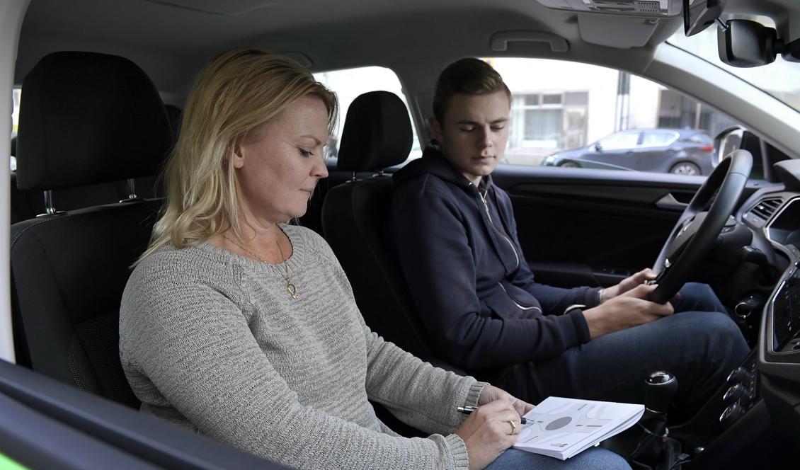 Sigge Björs är på väg att ta körkort i Stockholm, och övningskör med trafikskolechef Marita Lundin Rosengren. Foto: Janerik Henriksson/TT