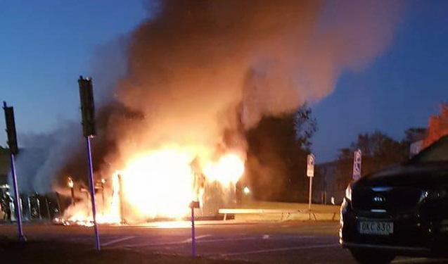 Åtta bilar tolalförstördes i en brand i Råssnäs i Motala. Foto: privat 