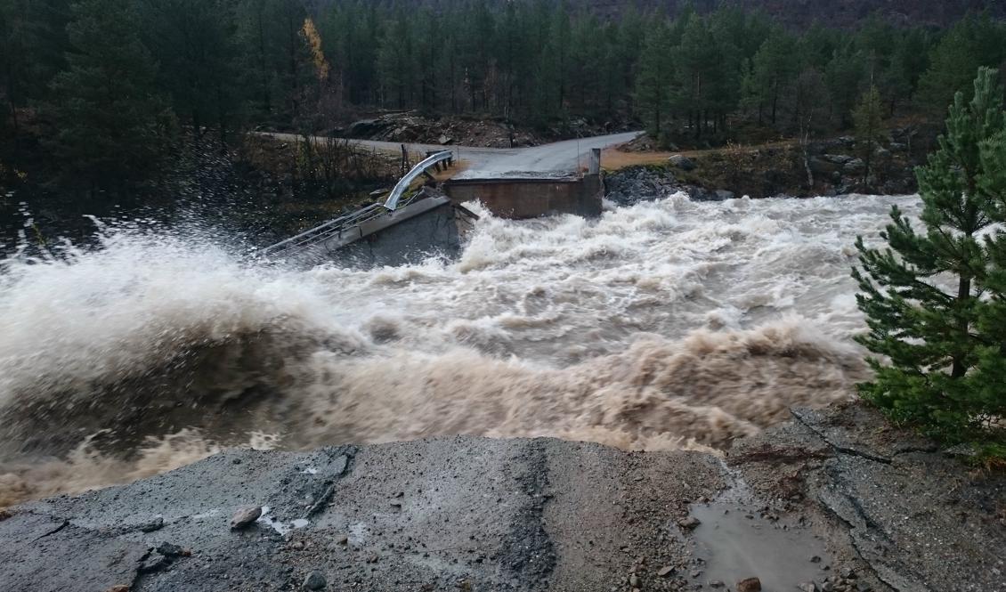 
En bro vid Liavassosen i Skjåks kommun försvann i vattenmassorna på några sekunder. Foto: Kåre Spestad/NTB Scanpix/TT                                            