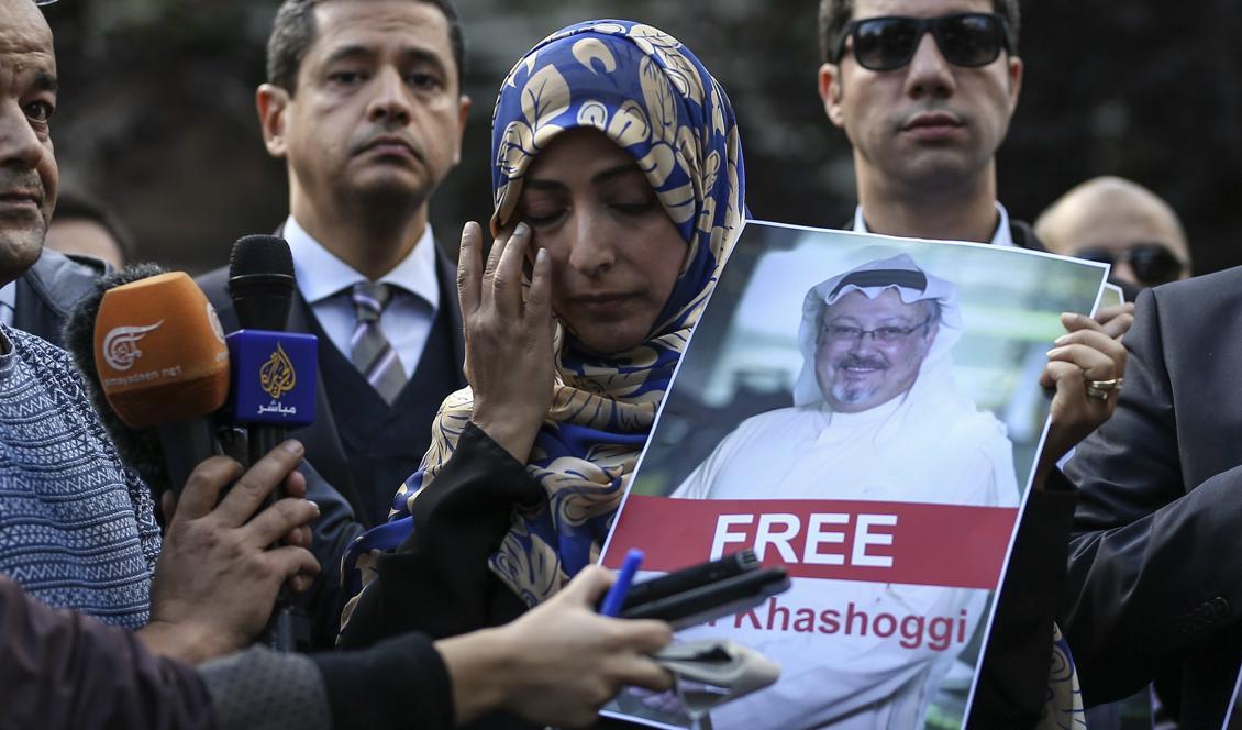 
En kvinna håller upp en bild av den försvunne journalisten Jamal Khashoggi vid en manifestation i Istanbul. Foto: Emrah Gurel/AP/TT                                            