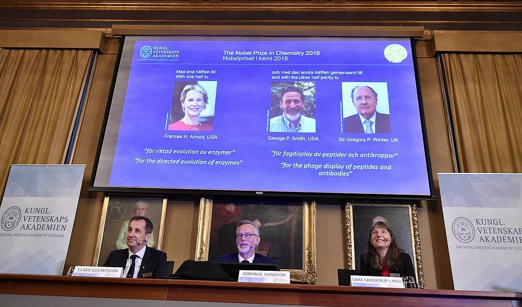 
Årets Nobelpristagare i kemi Frances Arnold, George Smith and Sir Gregory Winter presenterades vid Kungliga Vetenskapsakademien.                                            