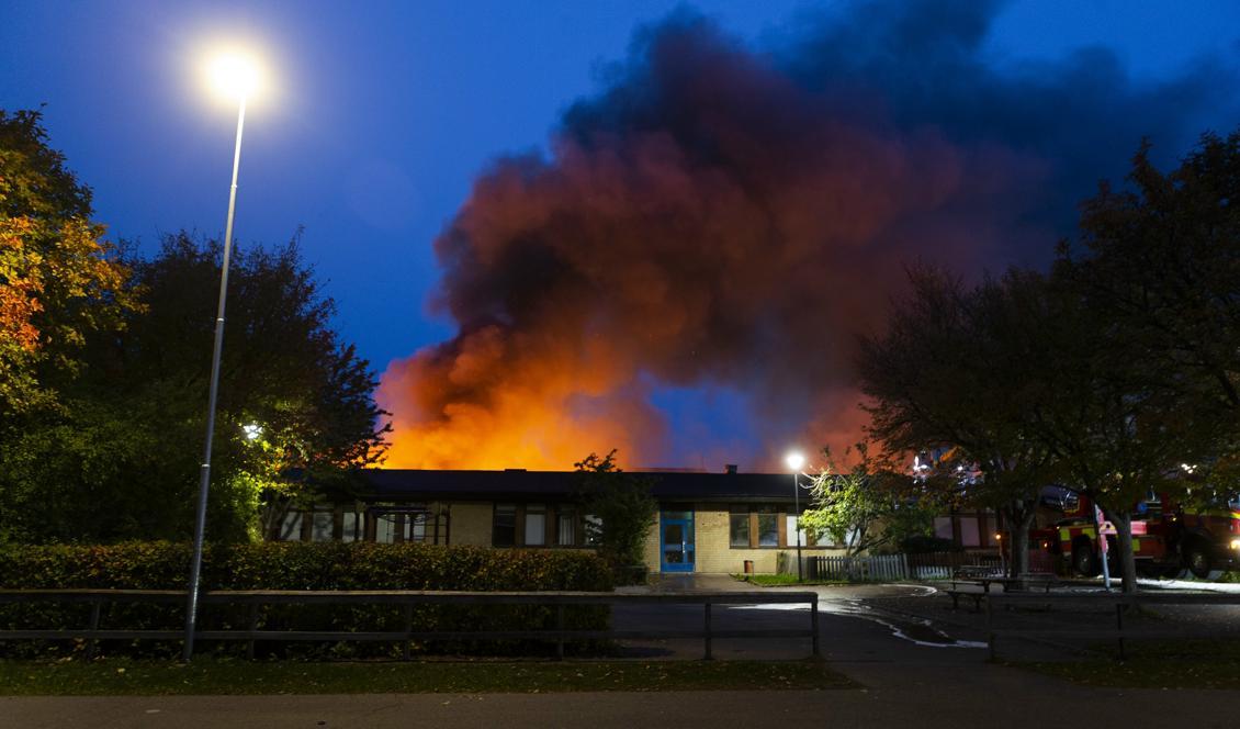 
Två unga flickor misstänks för att ha anlagt branden som näst intill totalförstörde Gottsundaskolan i Uppsala. Foto: Staffan Claesson/TT                                            