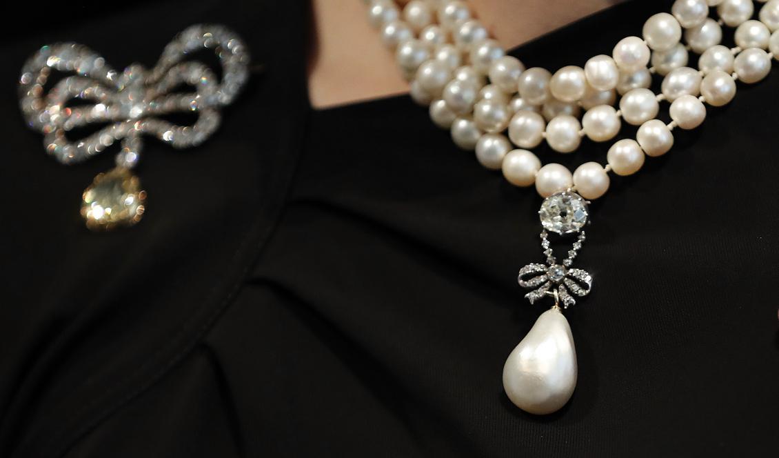 

Marie Antoinettes pärlsmycke köptes av en anonym köpare för motsvarande 328 miljoner kronor. Foto: Frank Augstein/AP/TT                                                                                        