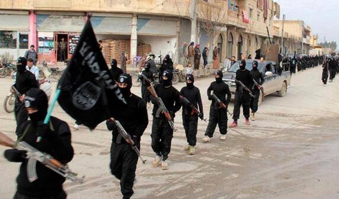 IS-soldater marscherar i Raqqa i Syrien 2014. Foto: Militant Website via AP/TT