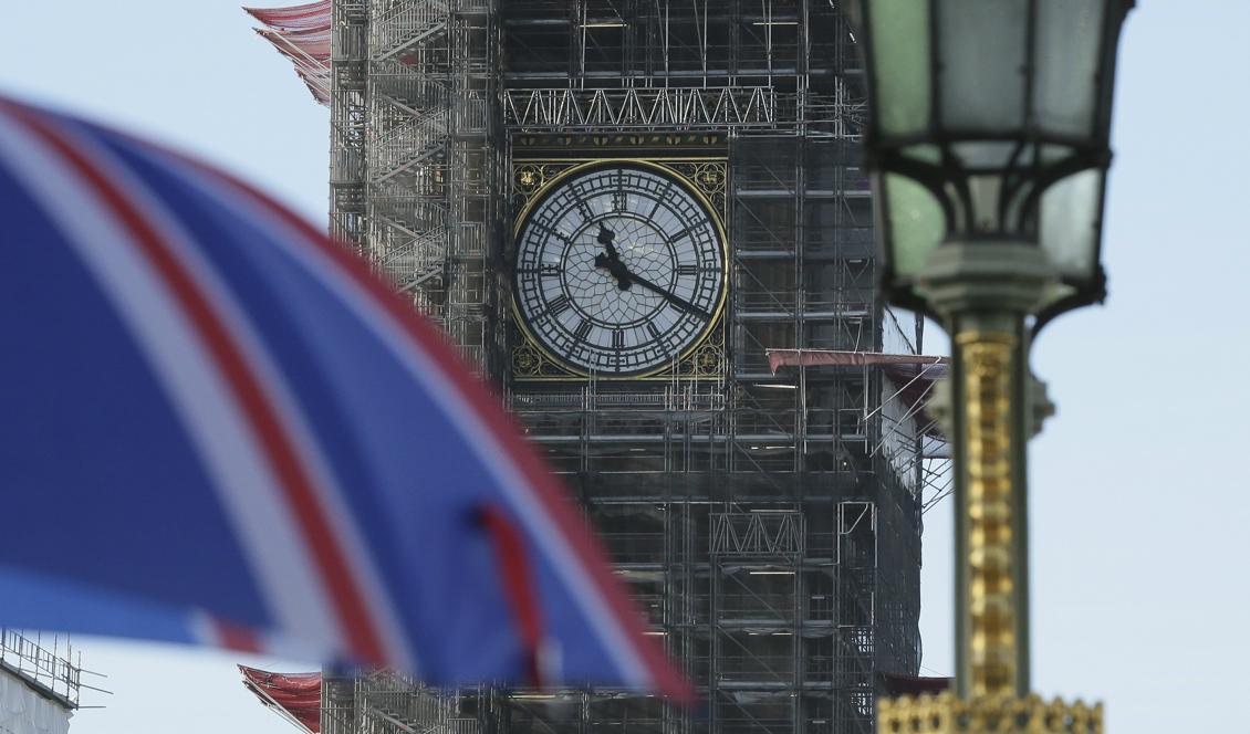 Klockan på Big Ben i London där premiärminister Theresa May samlat sin regering för att diskutera brexitläget. Foto: Tim Ireland/AP/TT