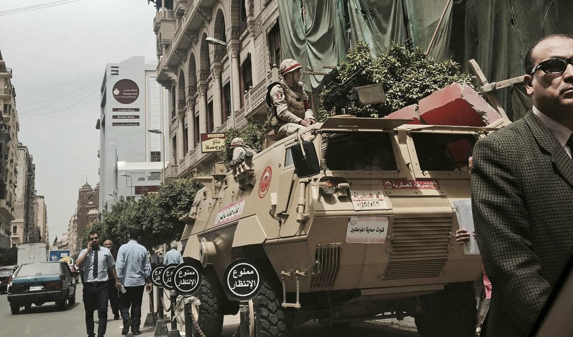 Terrorrörelsen IS bedriver ett väpnat uppror mot den egyptiska staten. På bilden syns soldater i ett militärfordon i huvudstaden Kairo. Foto: Nariman El-Mofty/AP/TT-arkivbild
