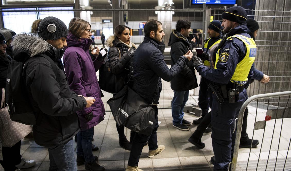 Polis och passkontrollanter kontrollerar id-handlingar på avstigande passagerare från ett Öresundståg på station Hyllie utanför Malmö i januari. Foto: Johan Nilsson/TT