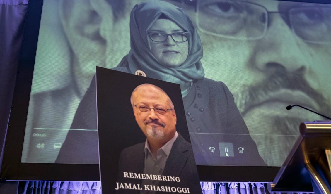 Den dödade saudiske journalisten Jamal Khashoggis porträtt hålls upp vid en minnesstund. I bakgrunden syns hans fästmö Hatice Cengiz. Foto: J. Scott Applewhite/AP/TT