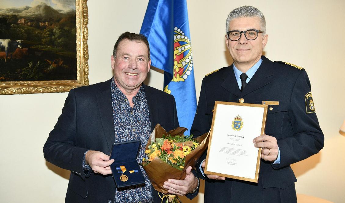 
Rikspolischef Anders Thornberg delade under måndagen ut en medalj till Göran Hallqvist för rådigt ingripande. Foto: Henrik Montgomery/TT                                                