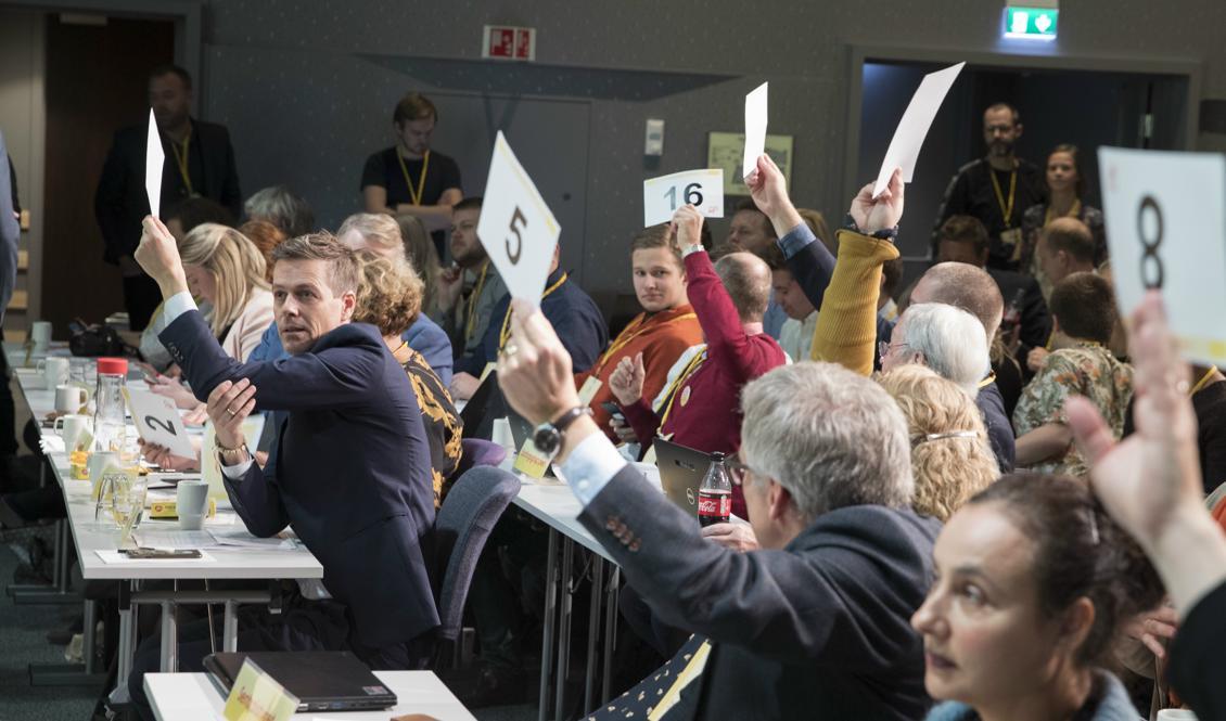 Knut Arild Hareide röstar på KRF:s extrainsatta landsmöte på Gardemoen. Foto: Vidar Ruud/NTB Scanpix/TT