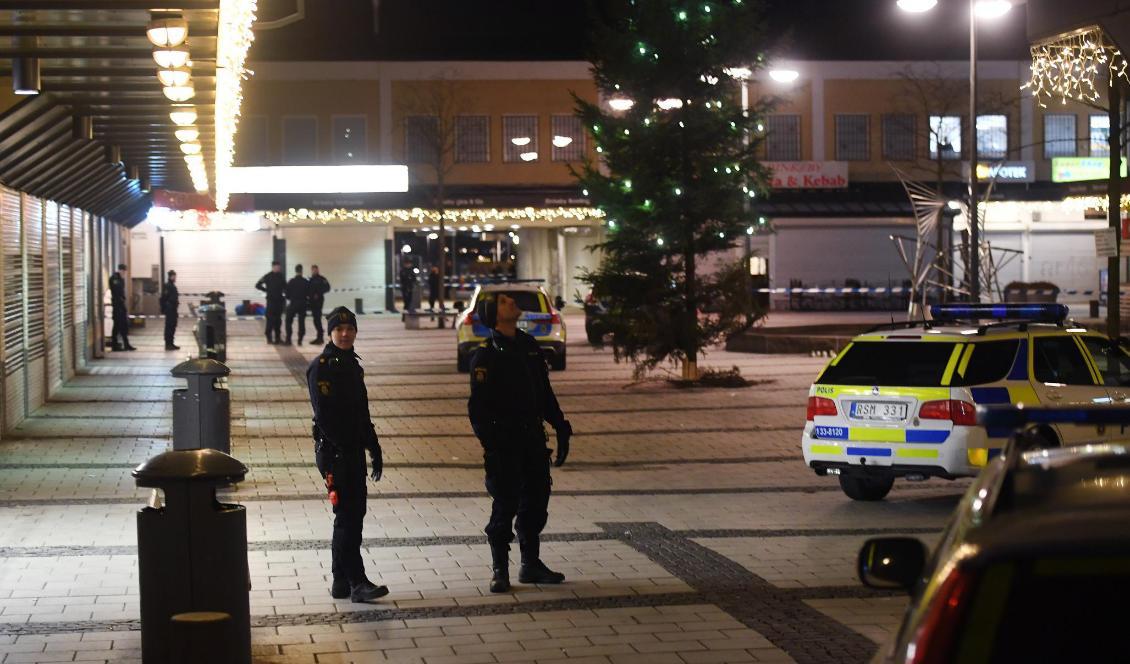 Polis på plats i Rinkeby efter skjutningen i januari i år. Foto: Fredrik Sandberg/TT-arkivbild