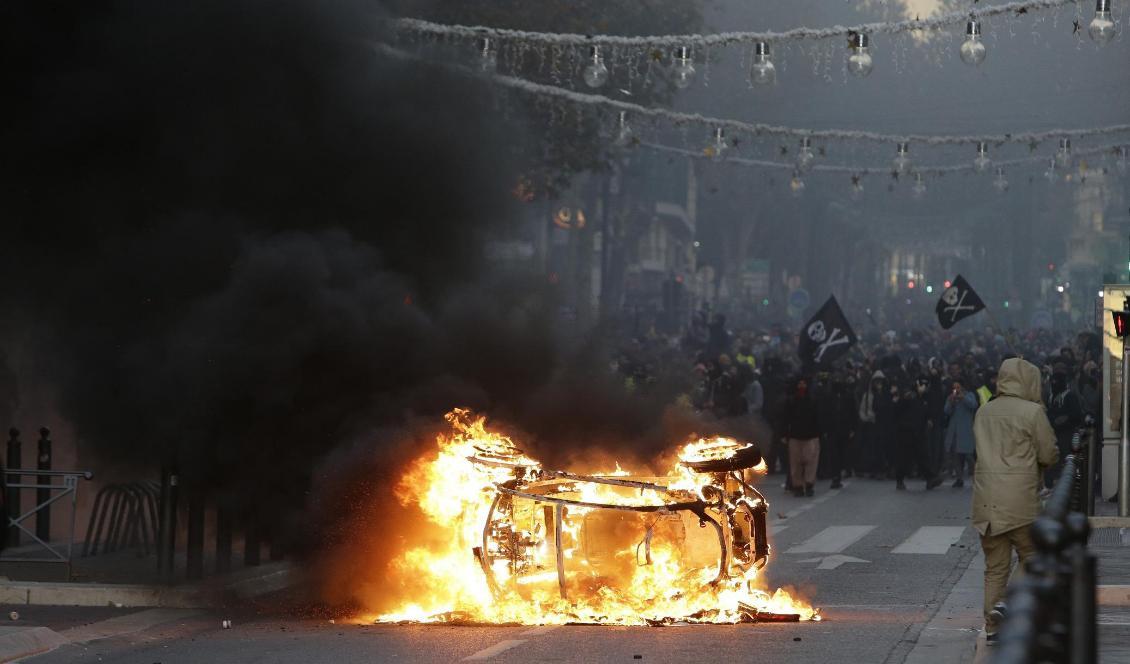 
Demonstranter vid en brinnande bil i Paris under lördagens protester. Foto: Claude Paris/AP/TT                                                